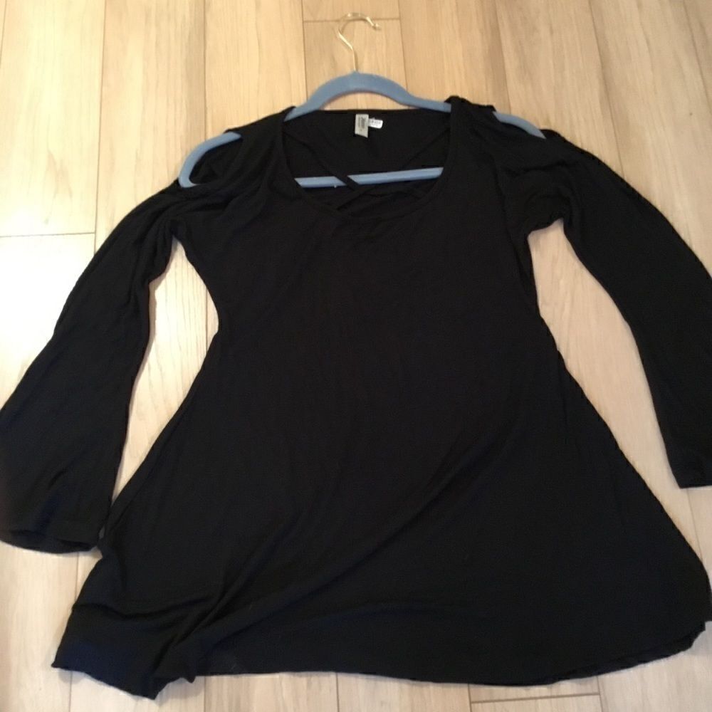SALE BUY 2/$30. NWT 24Seven Comfort Apparel Criss Cross L/S top  M